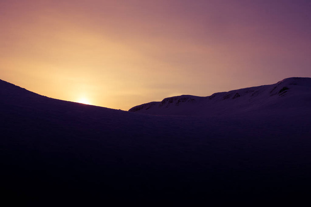 Kaunis, taiteellinen, värikäs auringonlasku Norjassa vuorten yläpuolella
 - Valokuva, kuva