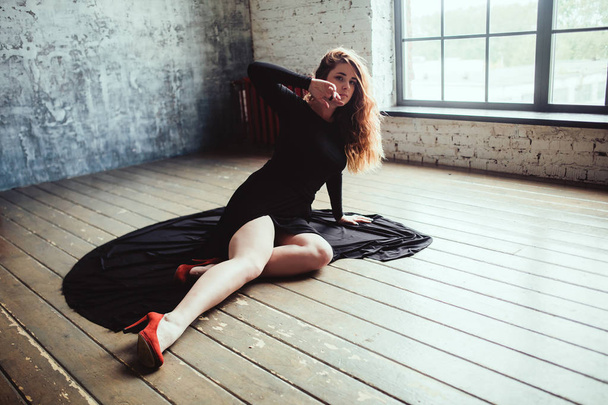 young woman on wooden floor - Foto, afbeelding