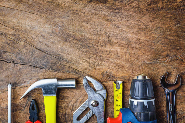 Vue du dessus des outils de travail, clé, marteau, tournevis, pince, électr
 - Photo, image