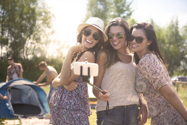 Jovens mulheres fazendo selfie
  - Foto, Imagem