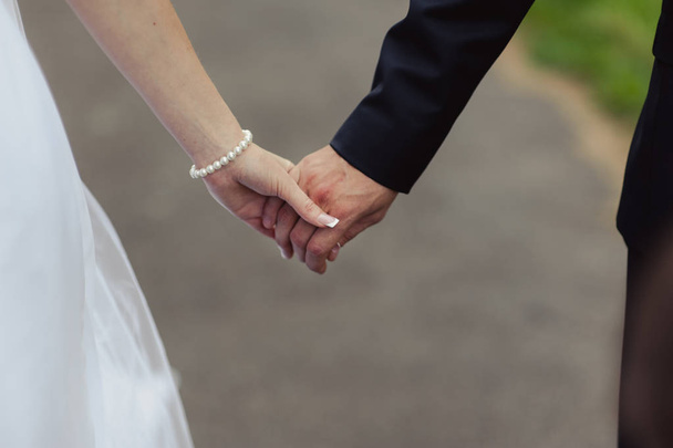 Κρατώντας τα χέρια. Προβολή closeup των παντρεμένο ζευγάρι κρατώντας τα χέρια - Φωτογραφία, εικόνα