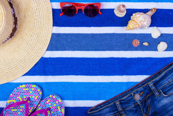 Straw Beach ženy klobouk slunce brýle Top View Seashell šortky žabky s prostorem pro text. - Fotografie, Obrázek