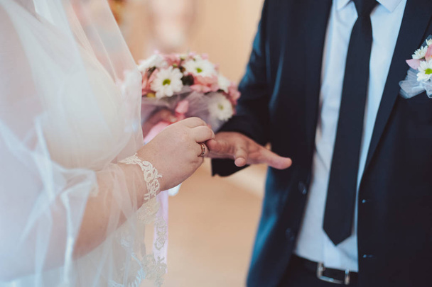 Putting on rings. The bride and groom dress rings - Φωτογραφία, εικόνα