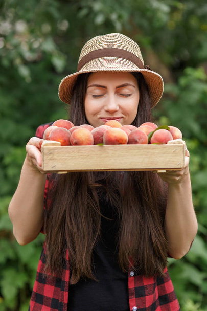 женщина садовник с персиками
 - Фото, изображение