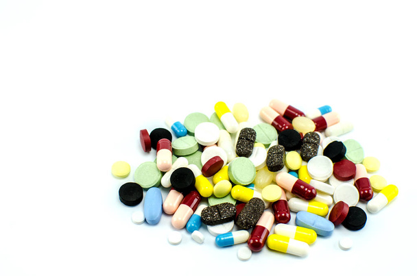Много таблеток разных цветов, сложенных в кучу
. - Фото, изображение
