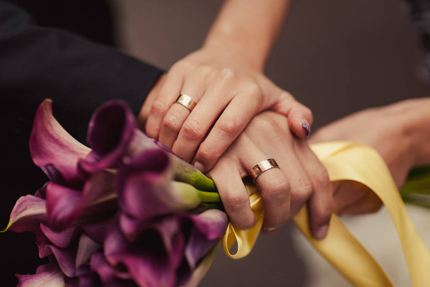 stylowe obrączki ślubne na ceremonię ślubu - Zdjęcie, obraz