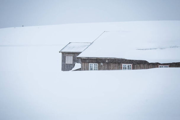 Kaunis, minimalistinen maisema talo lumessa Norjassa
 - Valokuva, kuva