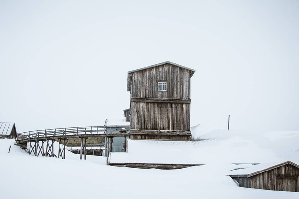 Piękne, minimalistyczne krajobraz domu w śniegu w Norwegii - Zdjęcie, obraz