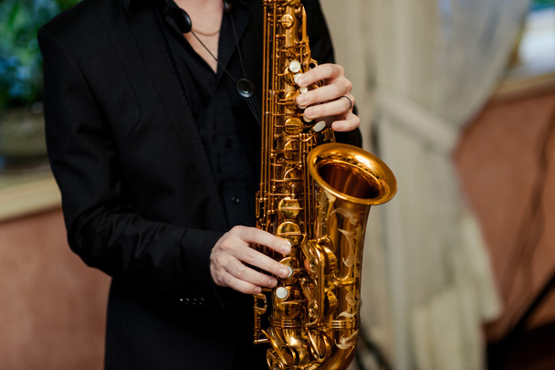 Mężczyzna gra na saksofonie weselu - Zdjęcie, obraz