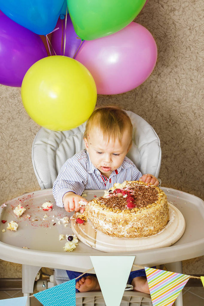 Однорічний хлопчик святкує свій перший день народження
 - Фото, зображення
