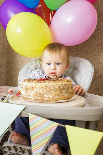 彼の最初の誕生日を祝う 1 歳の男の子 - 写真・画像