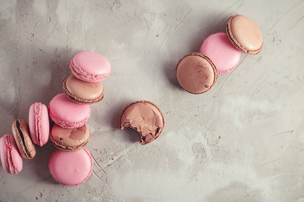 Vista superior de framboesa e macarons de chocolate
 - Foto, Imagem