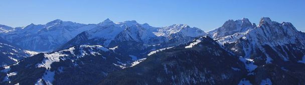 Yüksek dağ Oldenhorn ve diğer tepeler. Kış manzarası. - Fotoğraf, Görsel