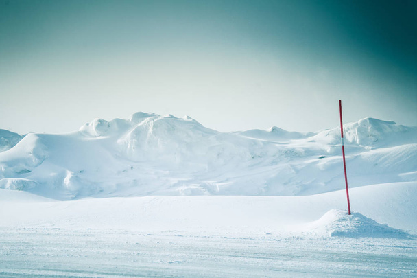 Kaunis, minimalistinen maisema lumisia Norjan kukkuloita. Puhdas, kevyt, korkea avain, koristeellinen ilme
. - Valokuva, kuva