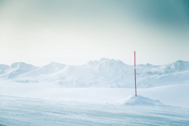 Uma bela paisagem minimalista de colinas norueguesas nevadas. Limpo, leve, chave alta, olhar decorativo
. - Foto, Imagem
