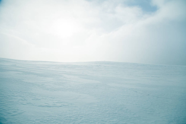 Krásné, minimalistické krajina plochá, zasněžené norské pole. Čisté světlo, vysoká klíč, dekorativní vzhled. - Fotografie, Obrázek