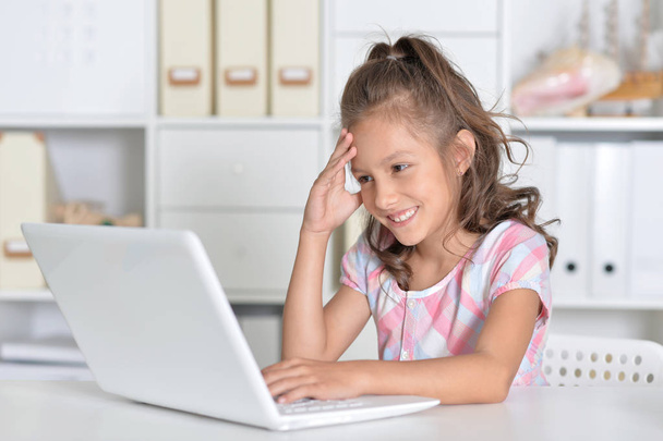 Little girl using laptop - Fotoğraf, Görsel