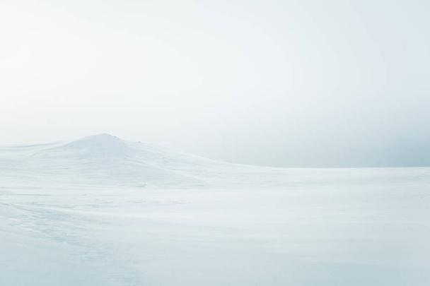 Un beau paysage minimaliste de terrain norvégien plat et enneigé. Propre, léger, haut de gamme, look décoratif
. - Photo, image