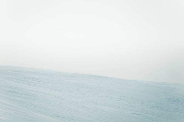 Un hermoso paisaje minimalista de campo noruego plano y nevado. Limpio, ligero, llave alta, aspecto decorativo
. - Foto, Imagen