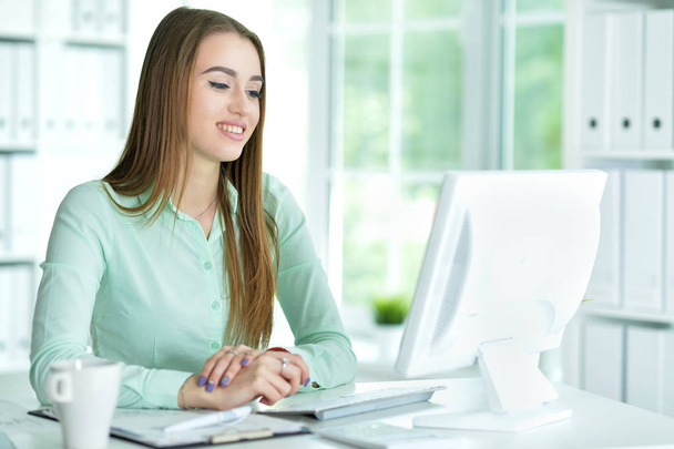 young woman in office - Foto, imagen