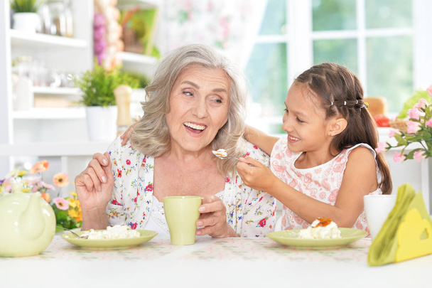 Abuela y nieta desayunando
 - Foto, imagen