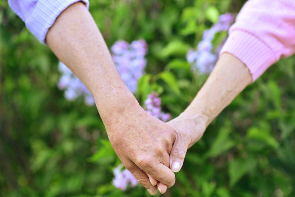 Ηλικιωμένο ζευγάρι που κρατά χέρια - Φωτογραφία, εικόνα