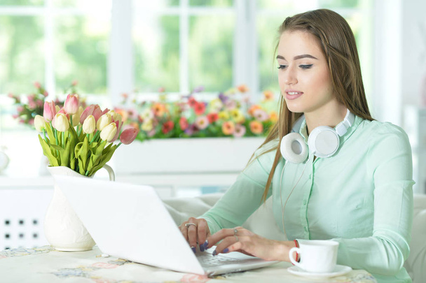 Beautiful young woman using laptop - Zdjęcie, obraz