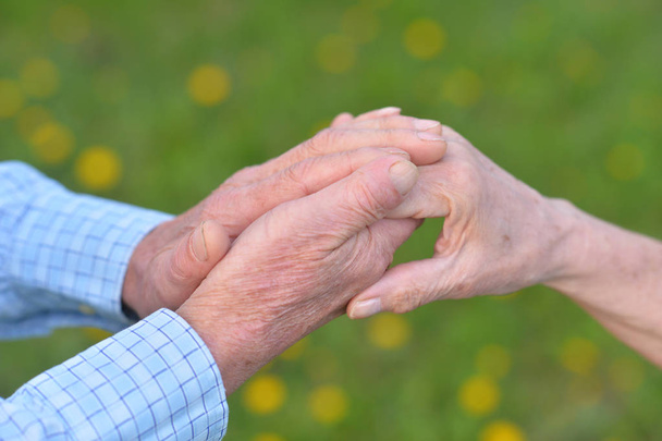 Ηλικιωμένο ζευγάρι που κρατά χέρια - Φωτογραφία, εικόνα