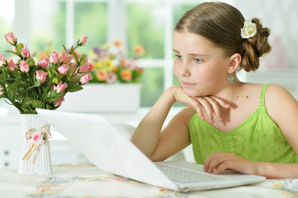 girl using modern laptop - Foto, afbeelding