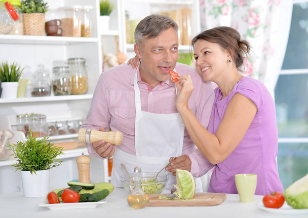 муж и жена готовят ужин
 - Фото, изображение