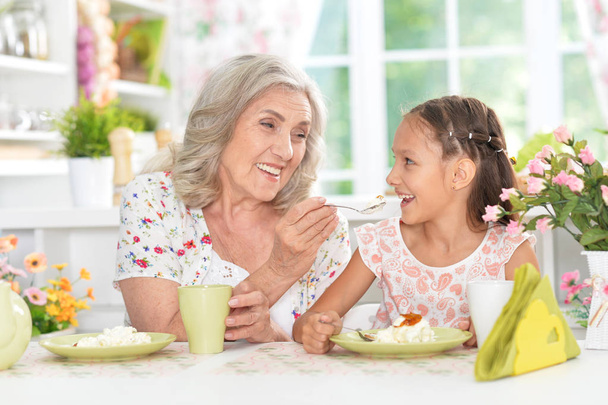 grandmother and granddaughter having breakfast - Φωτογραφία, εικόνα