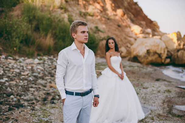 Красива весільна пара на прогулянці морем
 - Фото, зображення