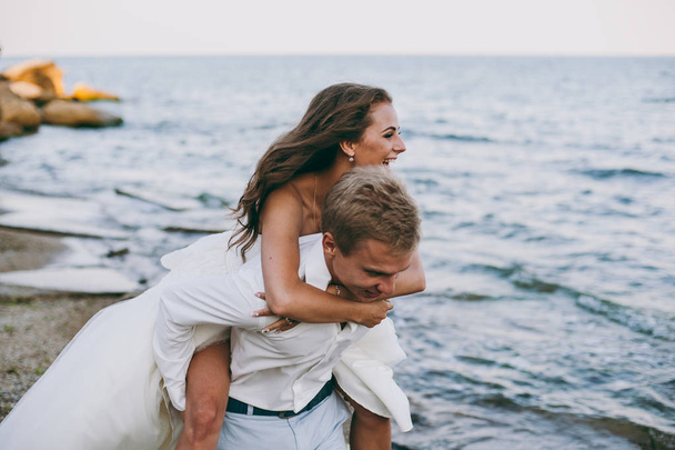 Piękny ślub para na spacer nad morzem - Zdjęcie, obraz