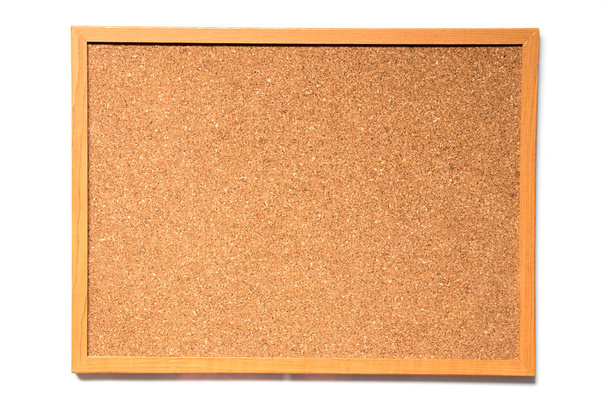 Tablero de corcho marrón con marco de madera sobre fondo blanco
 - Foto, Imagen