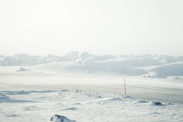 Piękny krajobraz z białym, snowy drogą z Polaków bezpieczeństwa zimą norweski - Zdjęcie, obraz