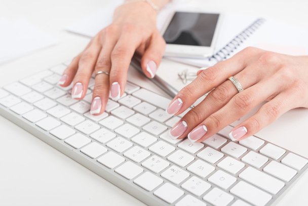 mujer escribiendo en el teclado - Foto, Imagen