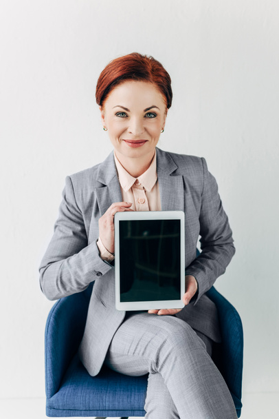 businesswoman showing blank tablet - Фото, зображення