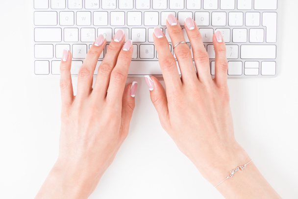 Frau tippt auf Tastatur - Foto, Bild