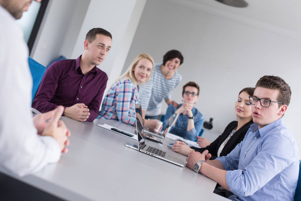 Skupina podnikatelů diskutuje o obchodním plánu v kanceláři - Fotografie, Obrázek
