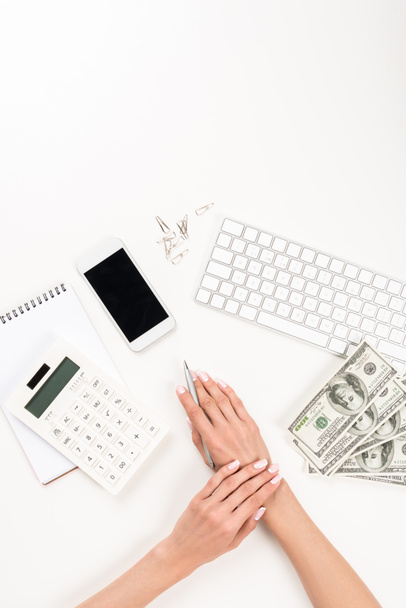 бізнес-леді і доларові банкноти на робочому місці
  - Фото, зображення