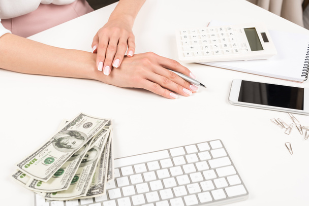 bizneswoman i Dolar banknotów w miejscu pracy   - Zdjęcie, obraz