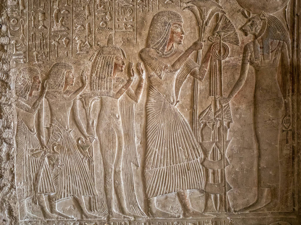Dessins et peintures sur les murs de l'ancienne température égyptienne
 - Photo, image