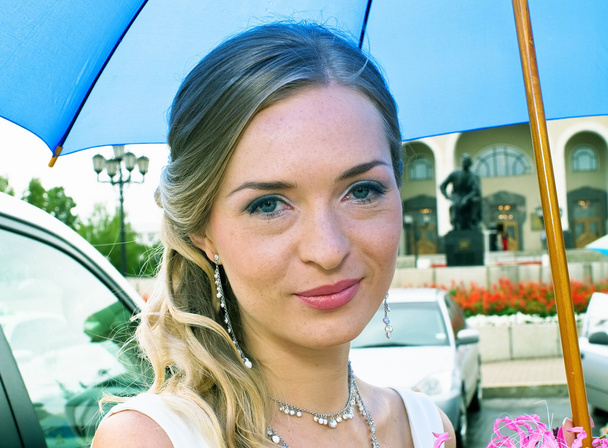 Bride with blue umbrella - Foto, imagen