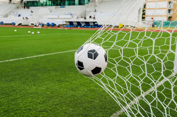 Calcio calcio in rete con campo in erba verde
. - Foto, immagini