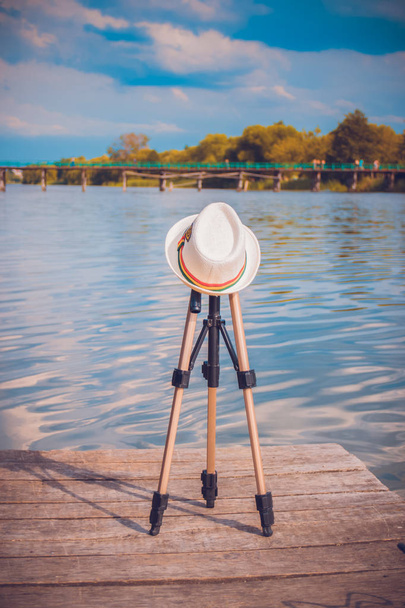 桟橋の木製の桟橋に帽子で覆われている三脚 - 写真・画像