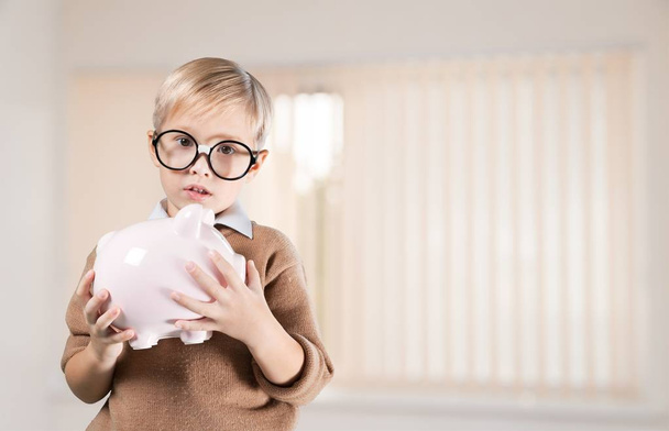 boy with piggy bank - Foto, afbeelding