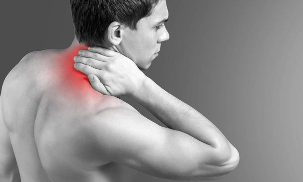 Homem forte com dor no pescoço
 - Foto, Imagem