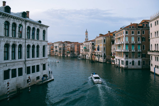 Velero navegando por el Gran Canal, Venecia
 - Foto, Imagen
