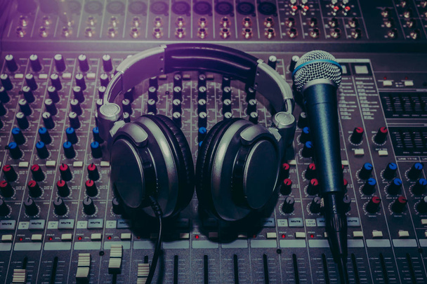 Équipement de musicien de vue de dessus dans le studio d'enregistrement à domicile
  - Photo, image