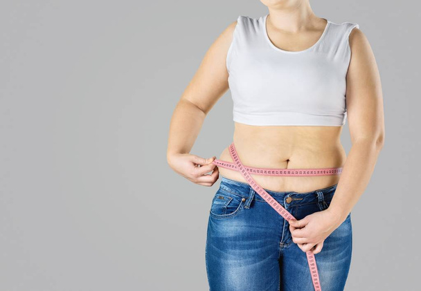tlustá žena měří svůj žaludek - Fotografie, Obrázek